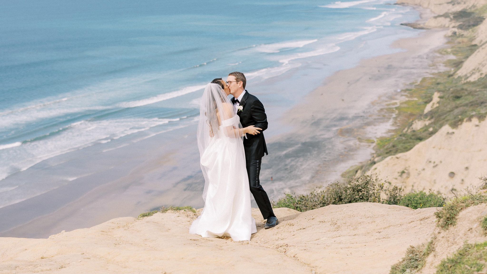 2023-12/ScrippsSeasideForumAllieLindseyPhotographyBride+GroomPortraits(13).jpg