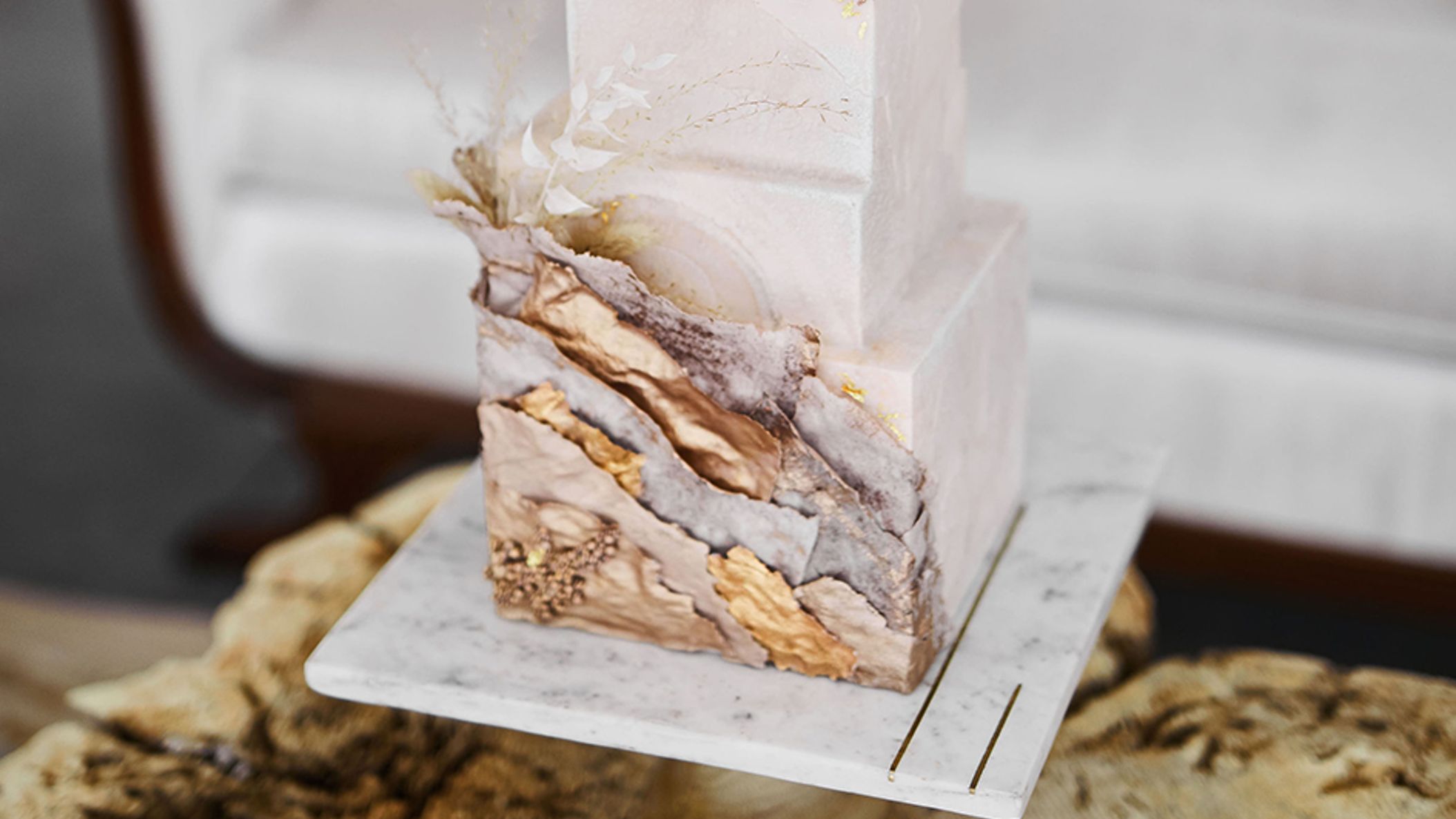 Minnesota_Bride/2020_BestOf/wafer-paper-Perry-James-Photography-4.jpg