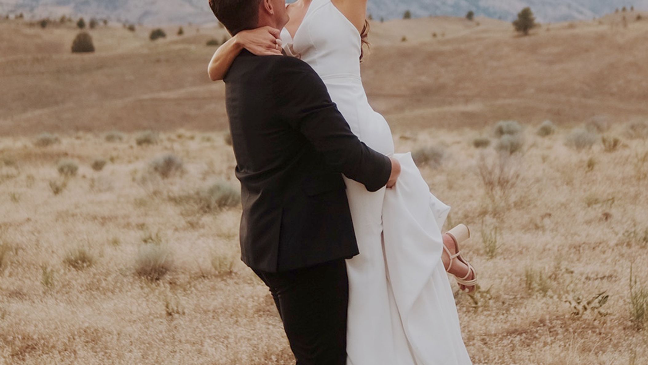 Oregon_Bride/BestOf2020/Winners/Morgan and Chase - Pick Up.jpg