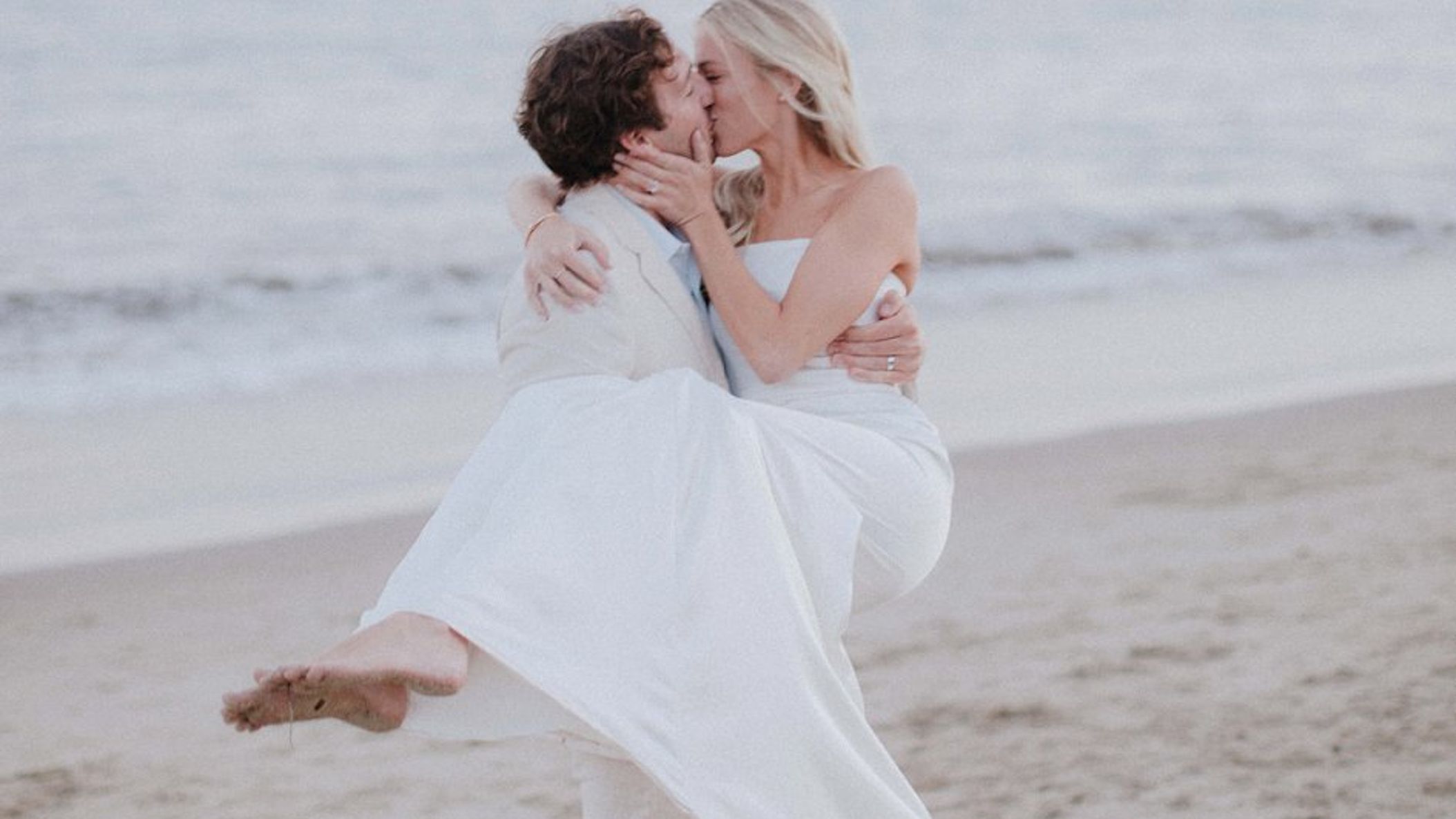 CWD/2020/mag-microwedding-story/CJE-Santa-Barbara-beach-wedding2309.jpg