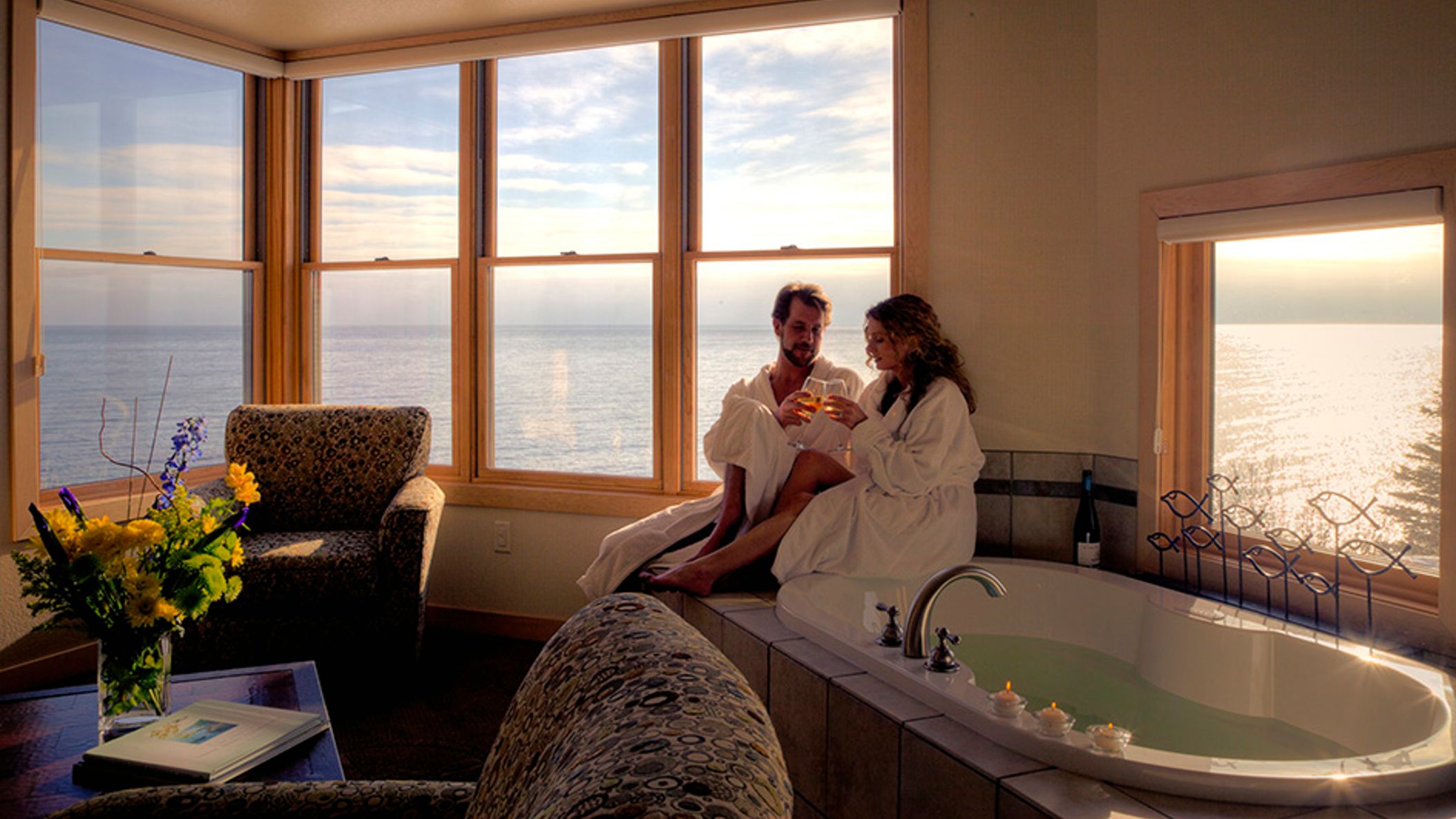 Minnesota_Bride/2021/Venues/Romance-BBFR-Surfsidecouple1.jpg