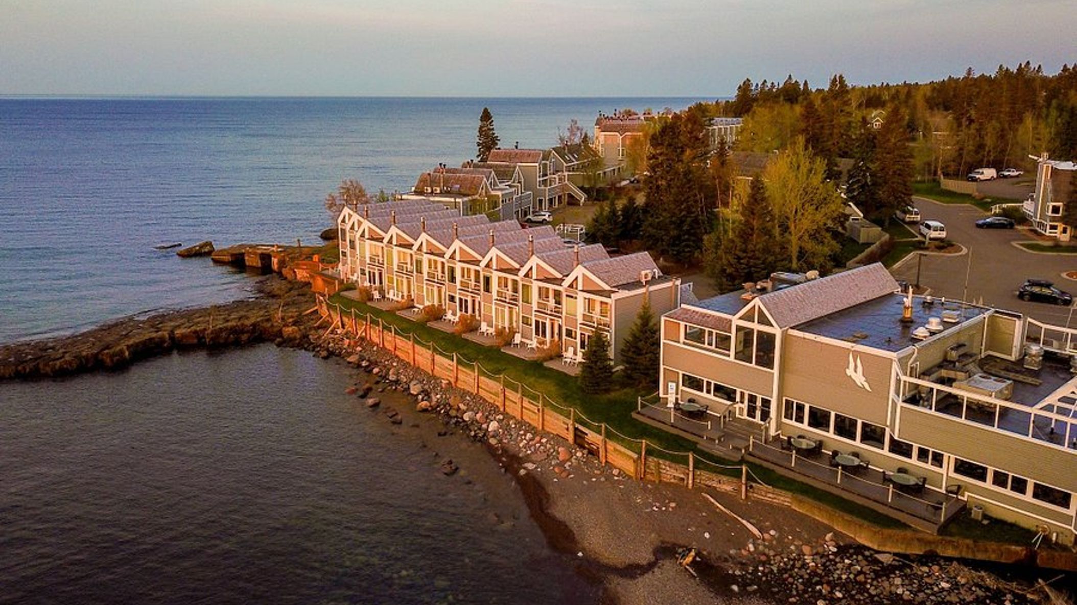 Honeymoons/bluefin-bay-on-lake-superior.jpeg