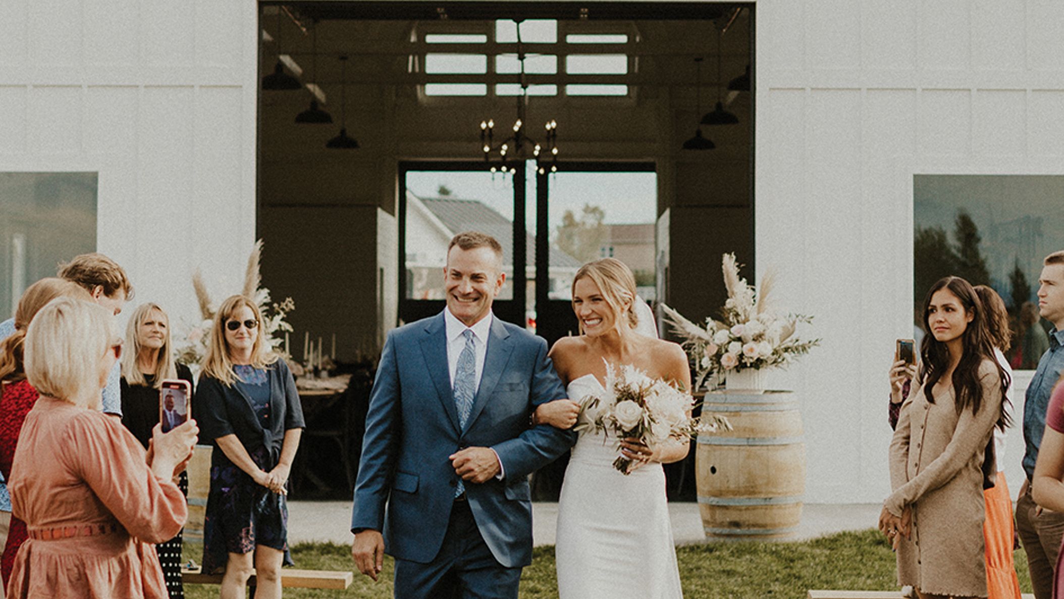 Seattle_Bride/2022/barn/barn_seb_fw2210.jpg