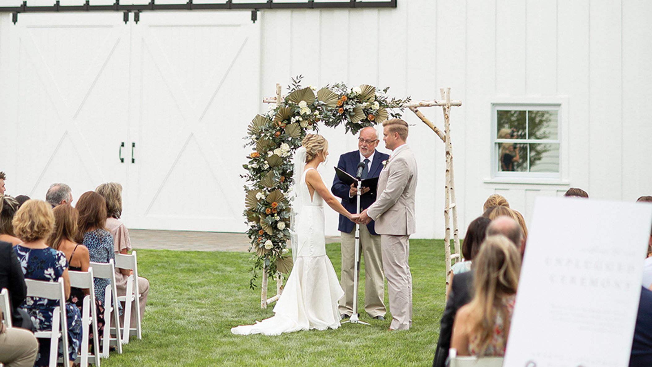 Seattle_Bride/2022/barn/barn_seb_fw2213.jpg