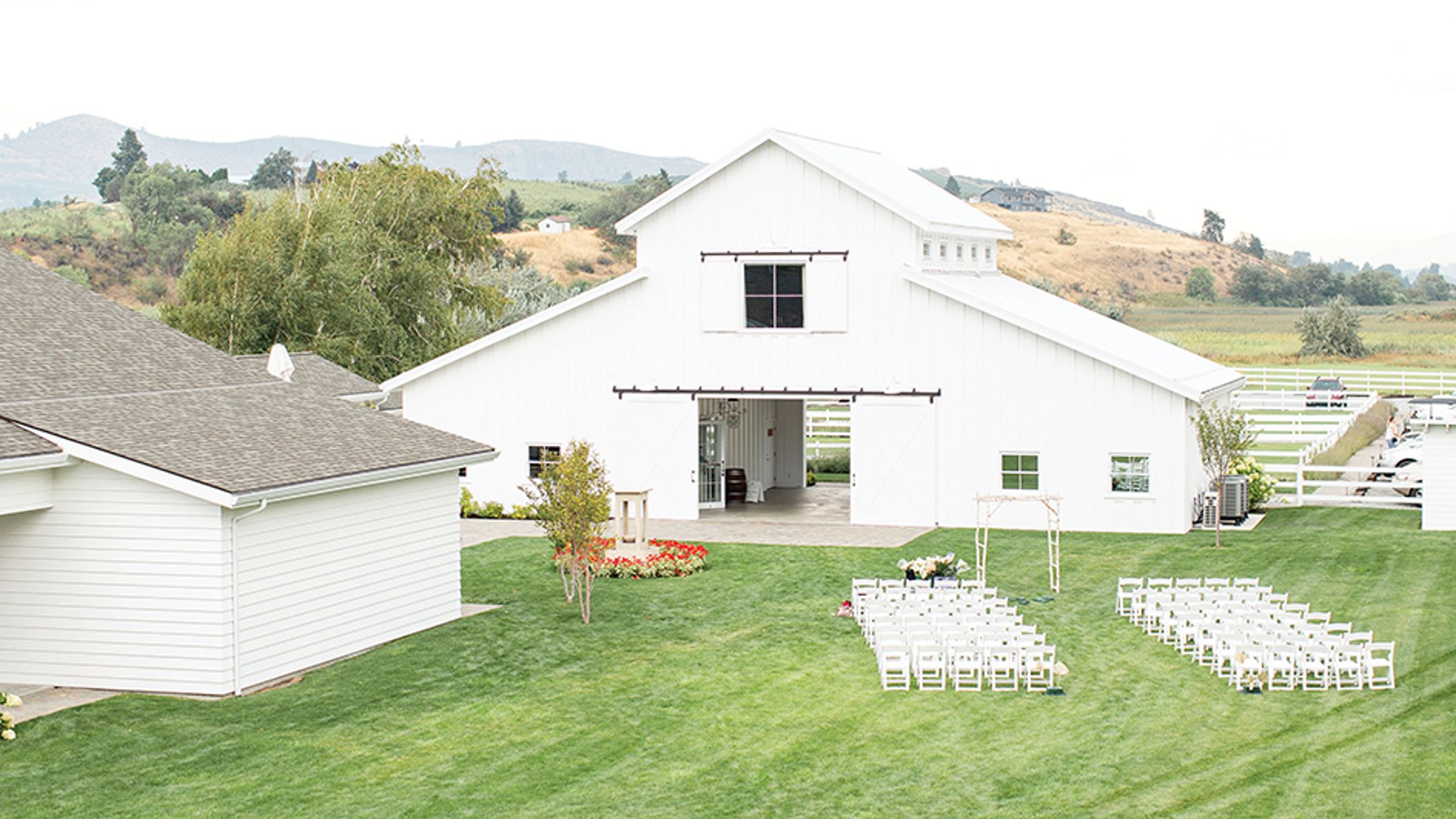Seattle_Bride/2022/barn/barn_seb_fw2215.jpg