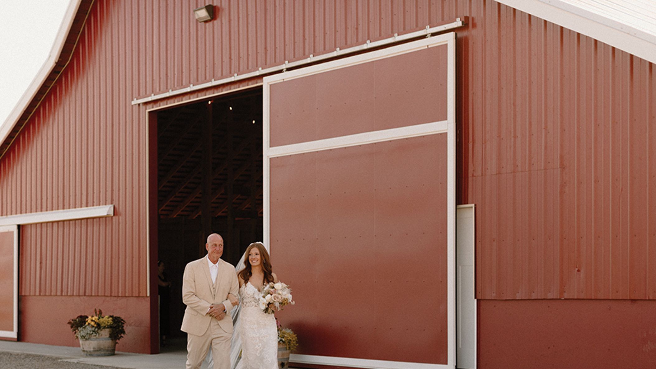 Seattle_Bride/2022/barn/barn_seb_fw2216.jpg