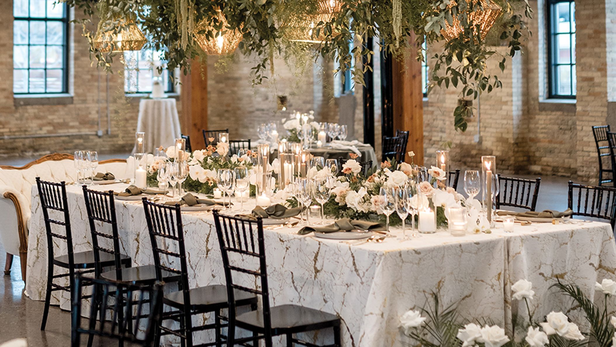 Minnesota_Bride/2022/tradition/styleAR_mnb_fw2205.jpg