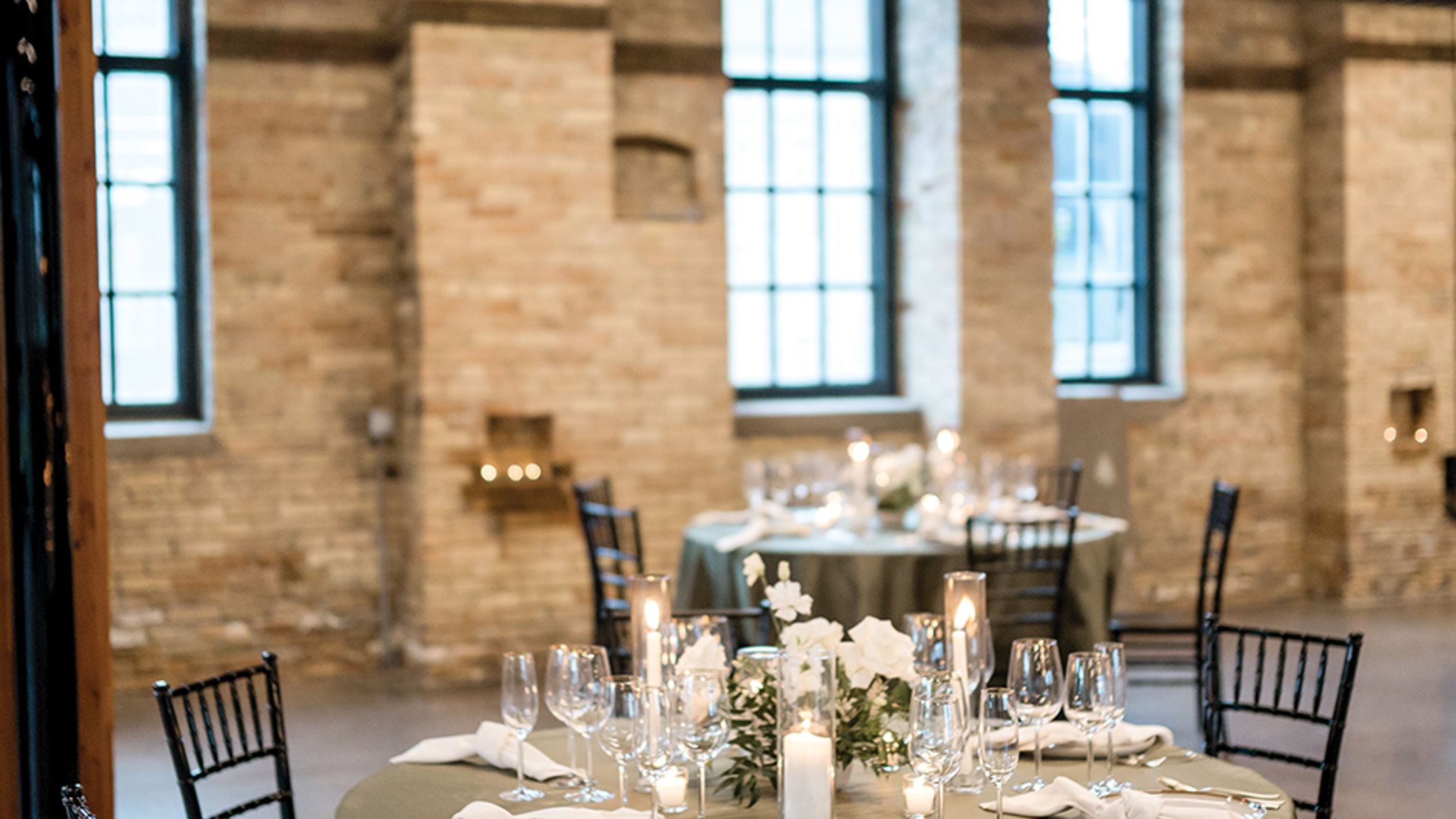 Minnesota_Bride/2022/tradition/styleAR_mnb_fw2207.jpg