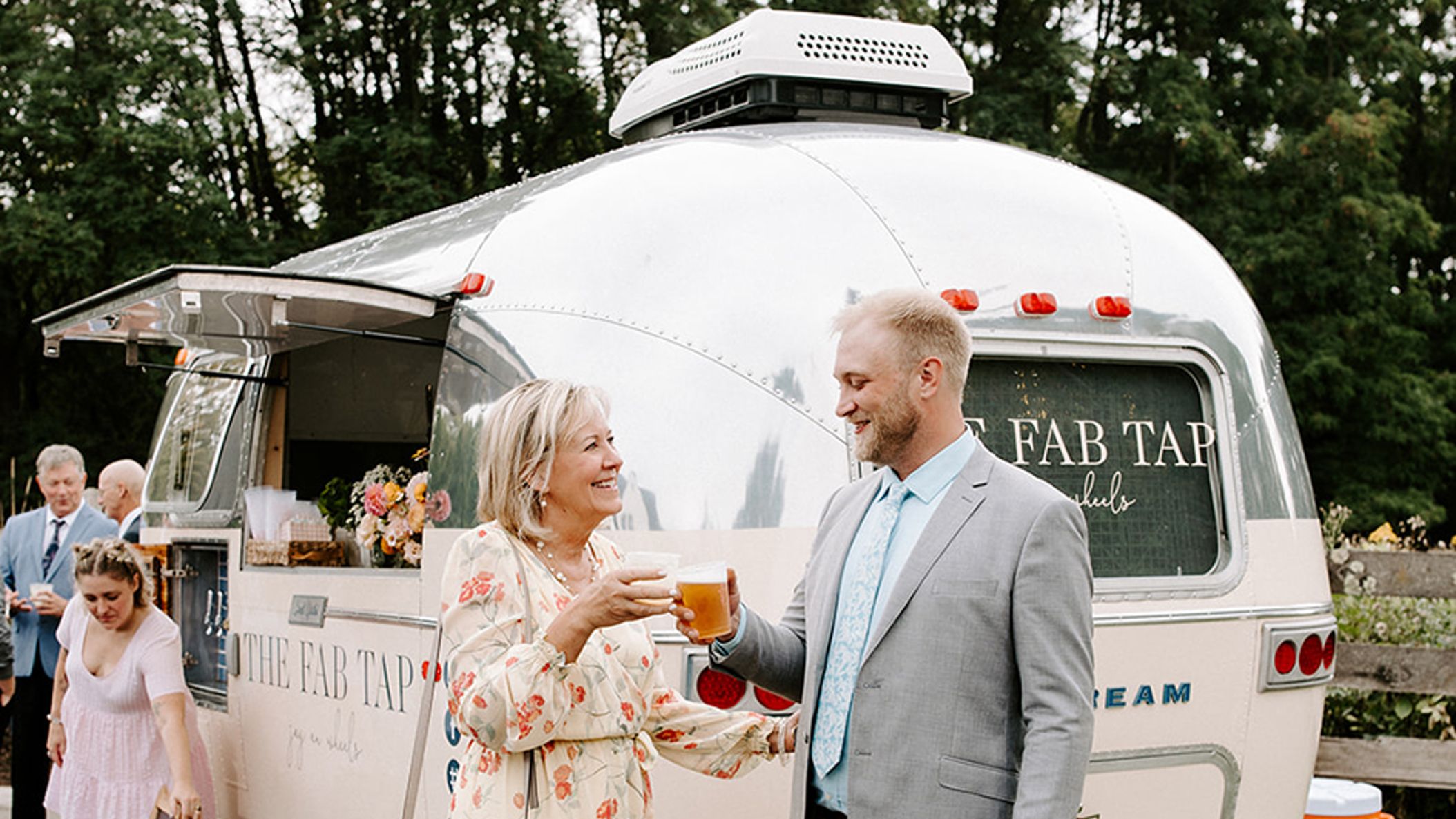 inline-images/welcome beverage-happililyevents-hlphoto (2).jpg