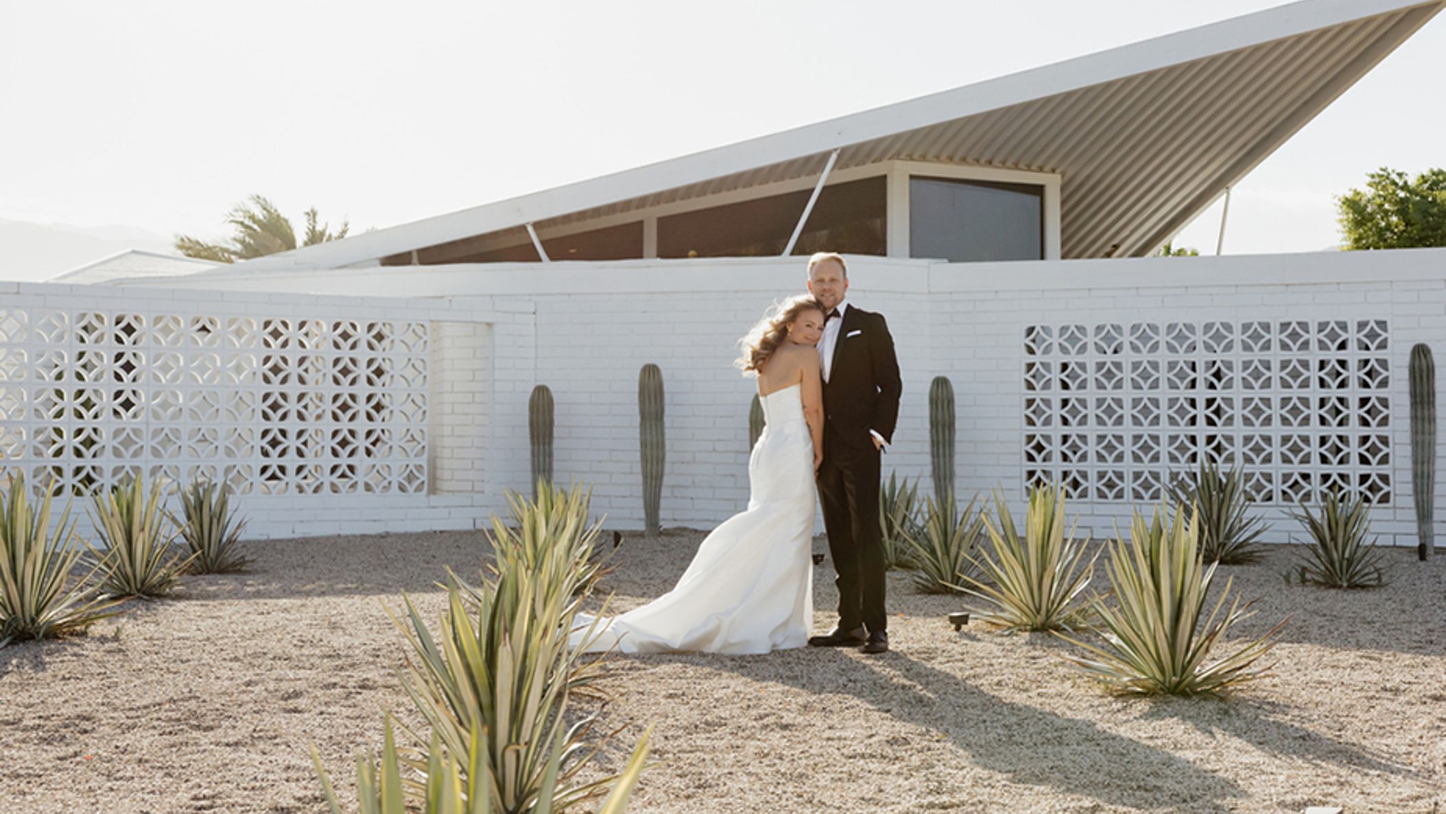 inline-images/desert-white-house_indio_california_mid-century-modern-wedding-venue.jpg