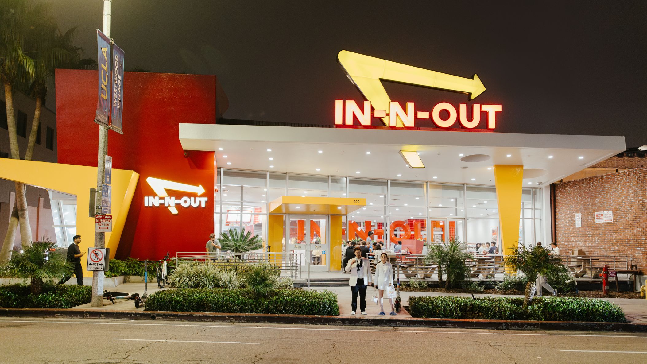 2025-11/177malikaandwesley-hanna-walkowaik-photog-in-n-out.jpg