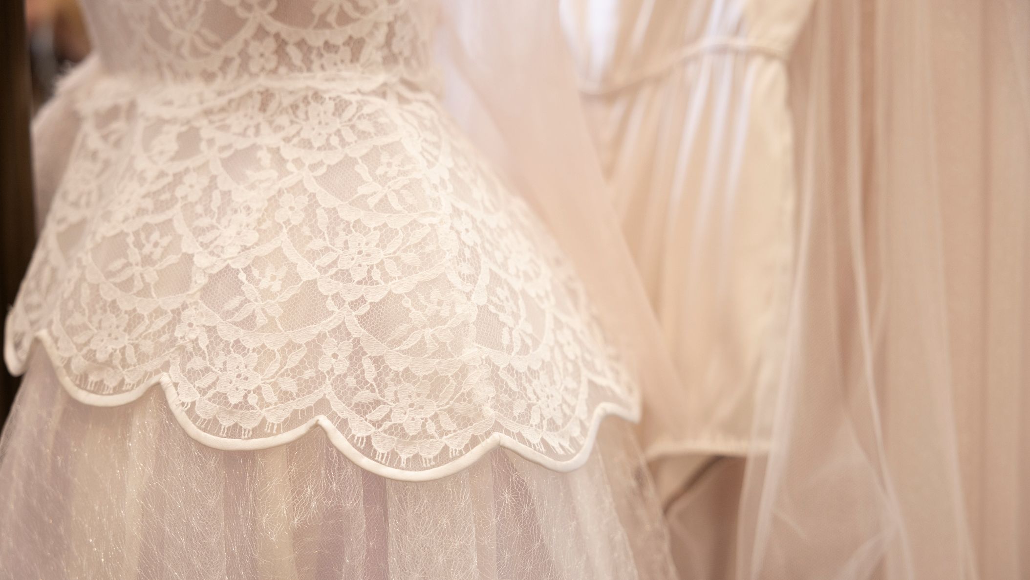 2026-04/honor-nyc-lace-wedding-dress-scalloped-detail.jpg