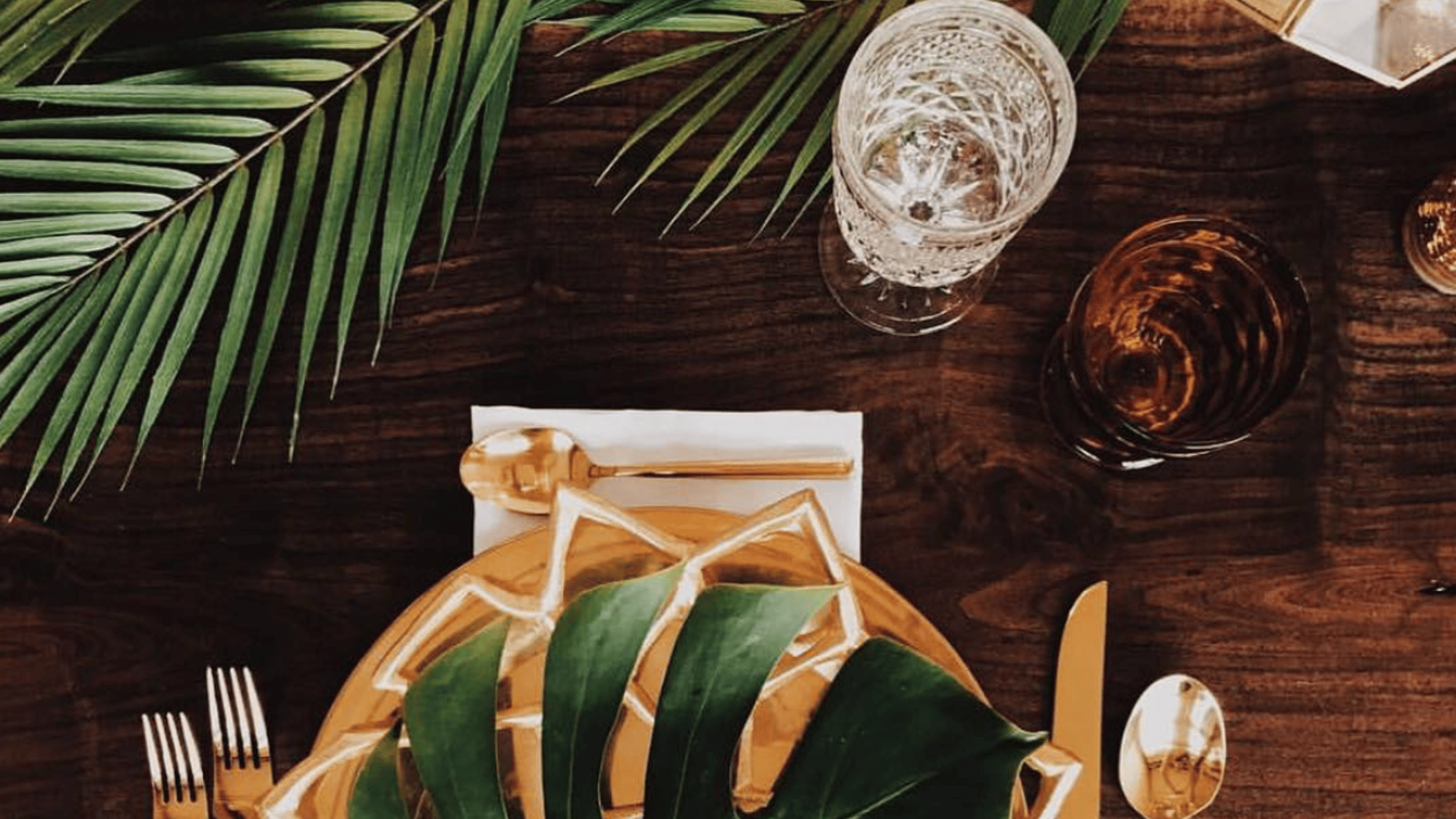 Oregon_Bride/WebStories/PrettyPlaceSettings/tropical table.png