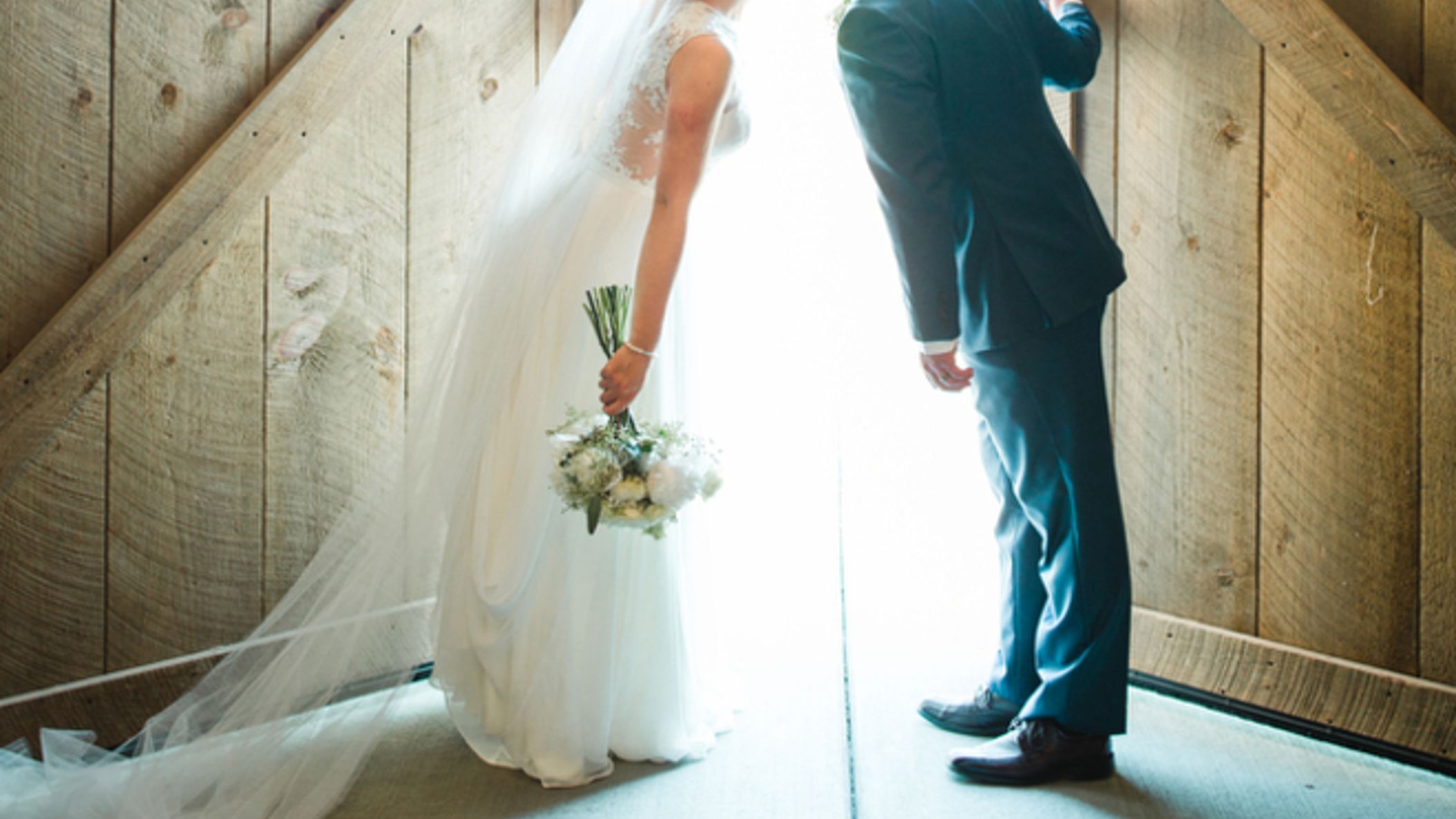 Minnesota_Bride/RW_Amanda_Scotty/GinaZeidler_AmandaandScottyCreeksideFarm00010_659x.jpg