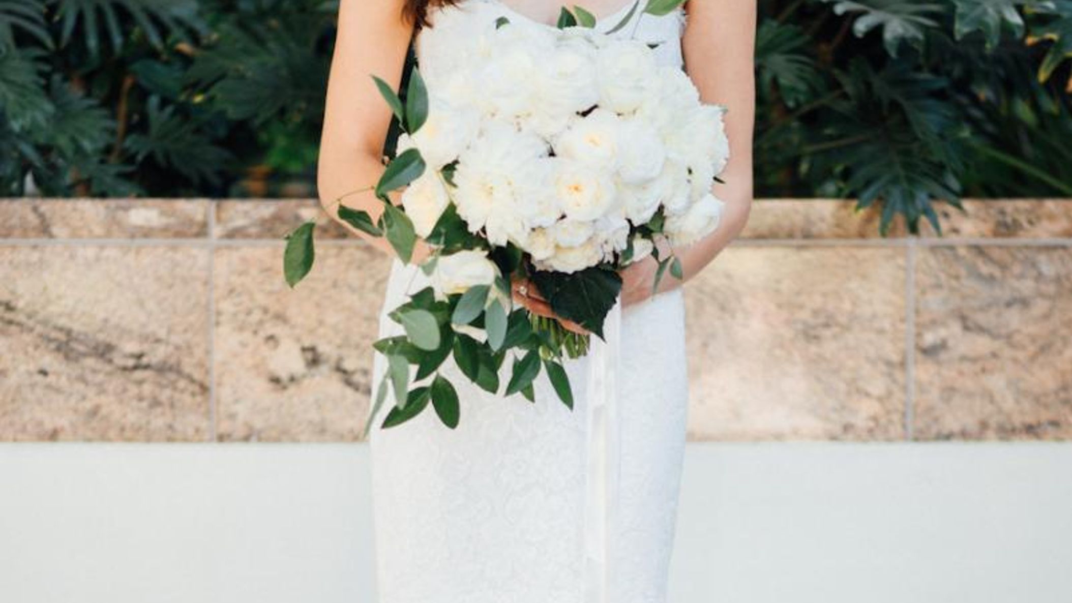 CWD/online/realweddings/dalit_jordan/010 Bride + bouquet.jpg