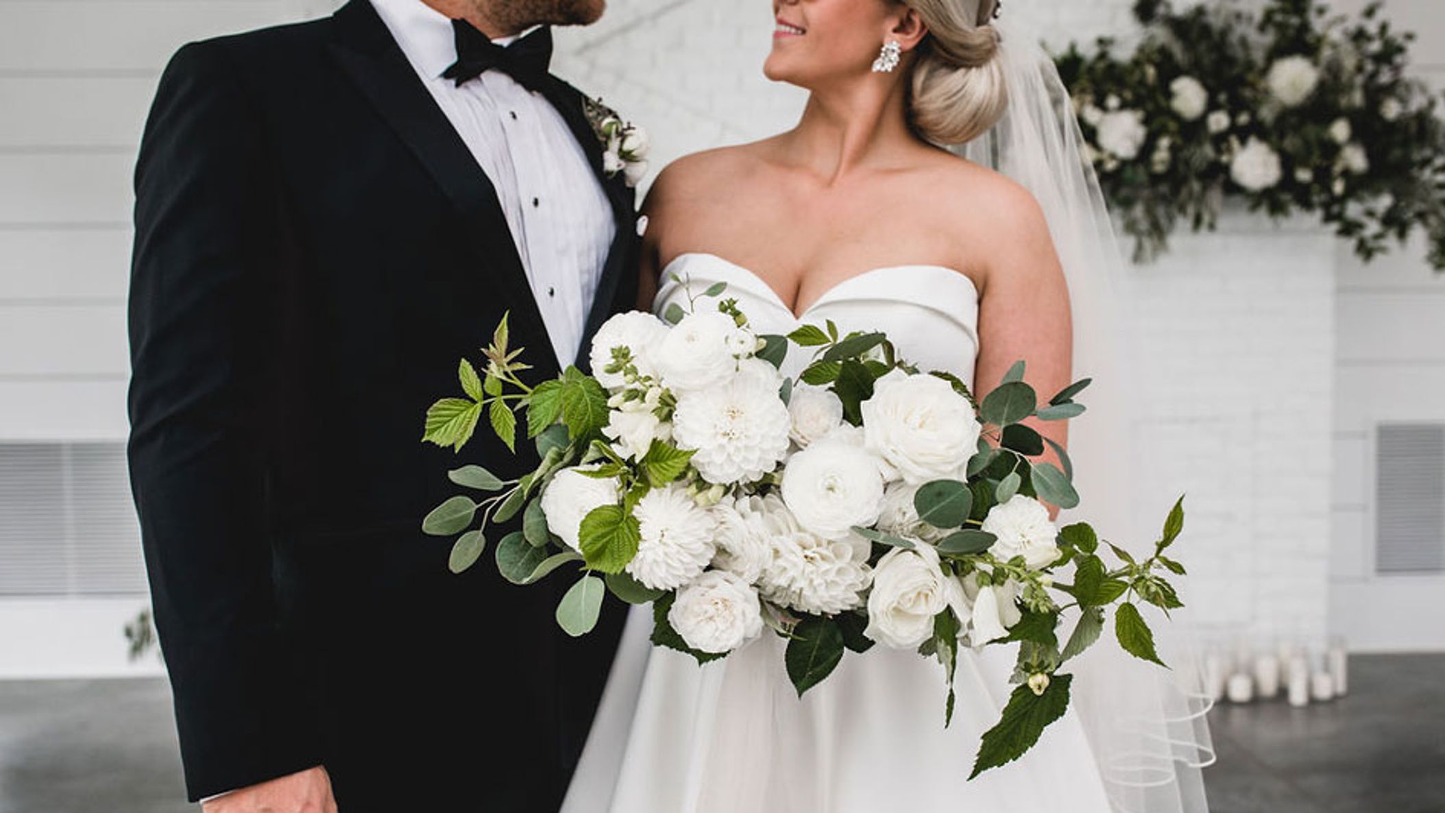 AWD/kelly-and-matt-hutton-house-aqua-fox-photography-sixpence-events-and-planning-minnesota-wedding_17_0.jpg