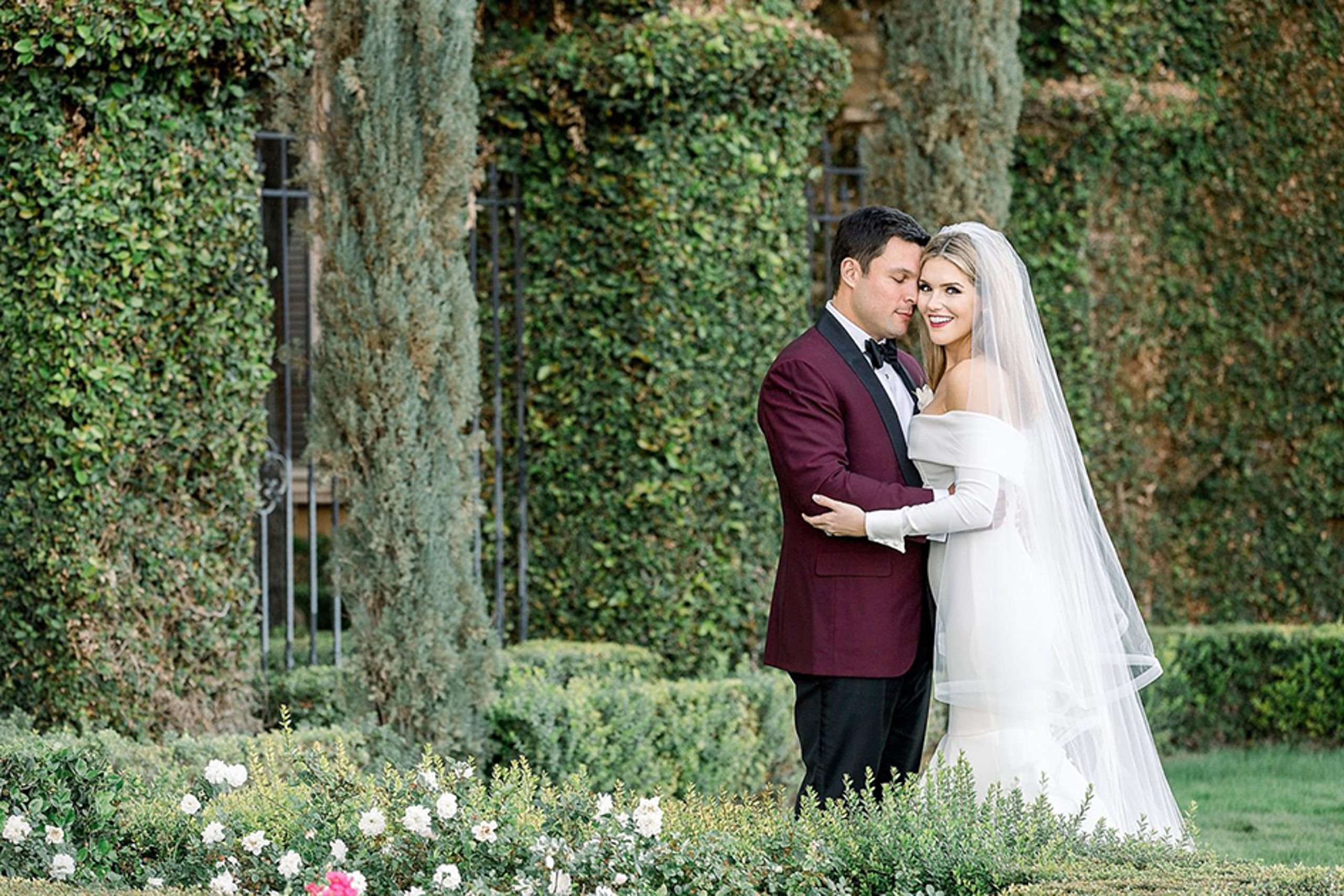 inline-images/Stylish-Wine-Colored-Winter-Wedding-Photo_4303-1536x1024.jpg