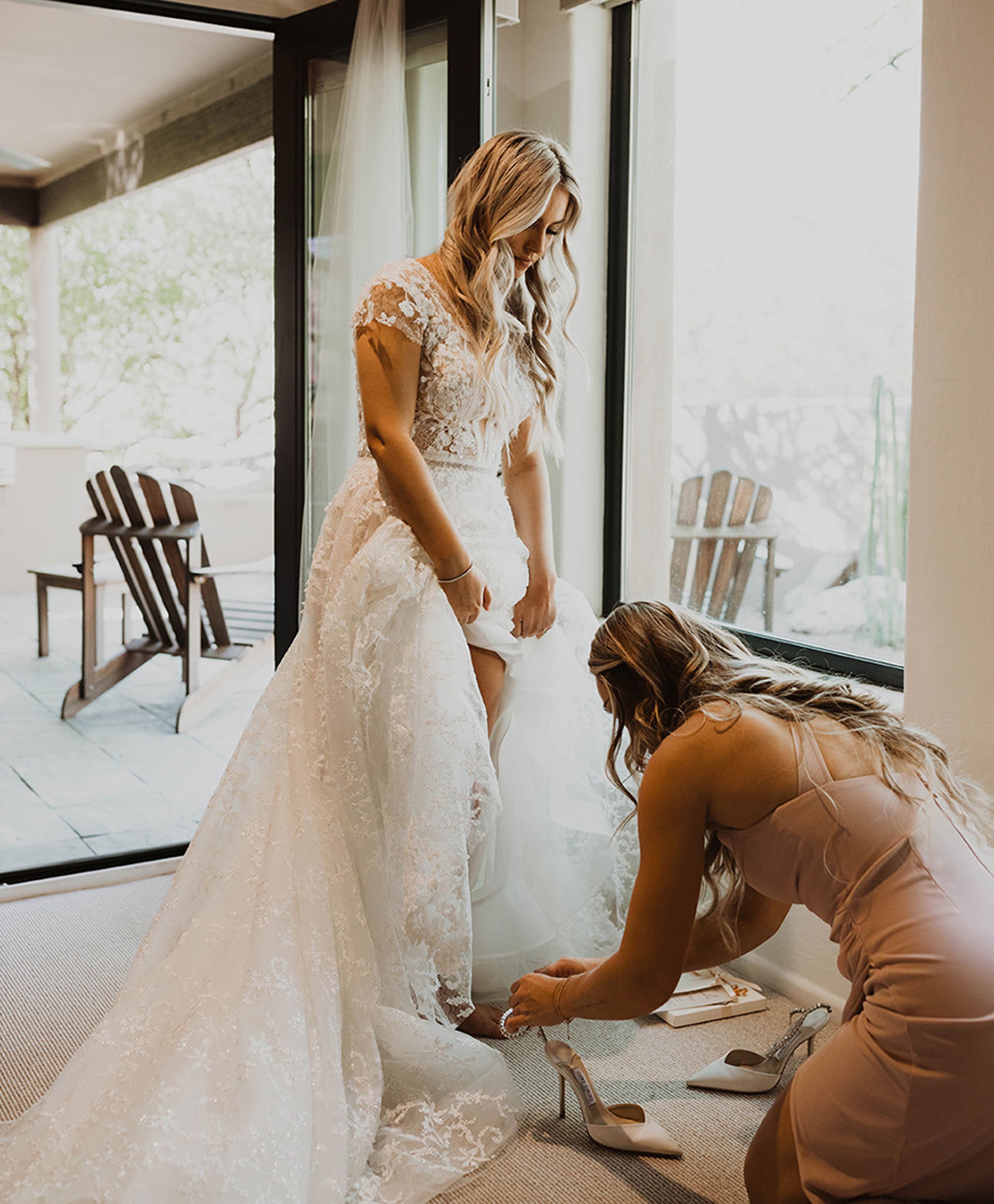 inline-images/bride- getting ready.jpg