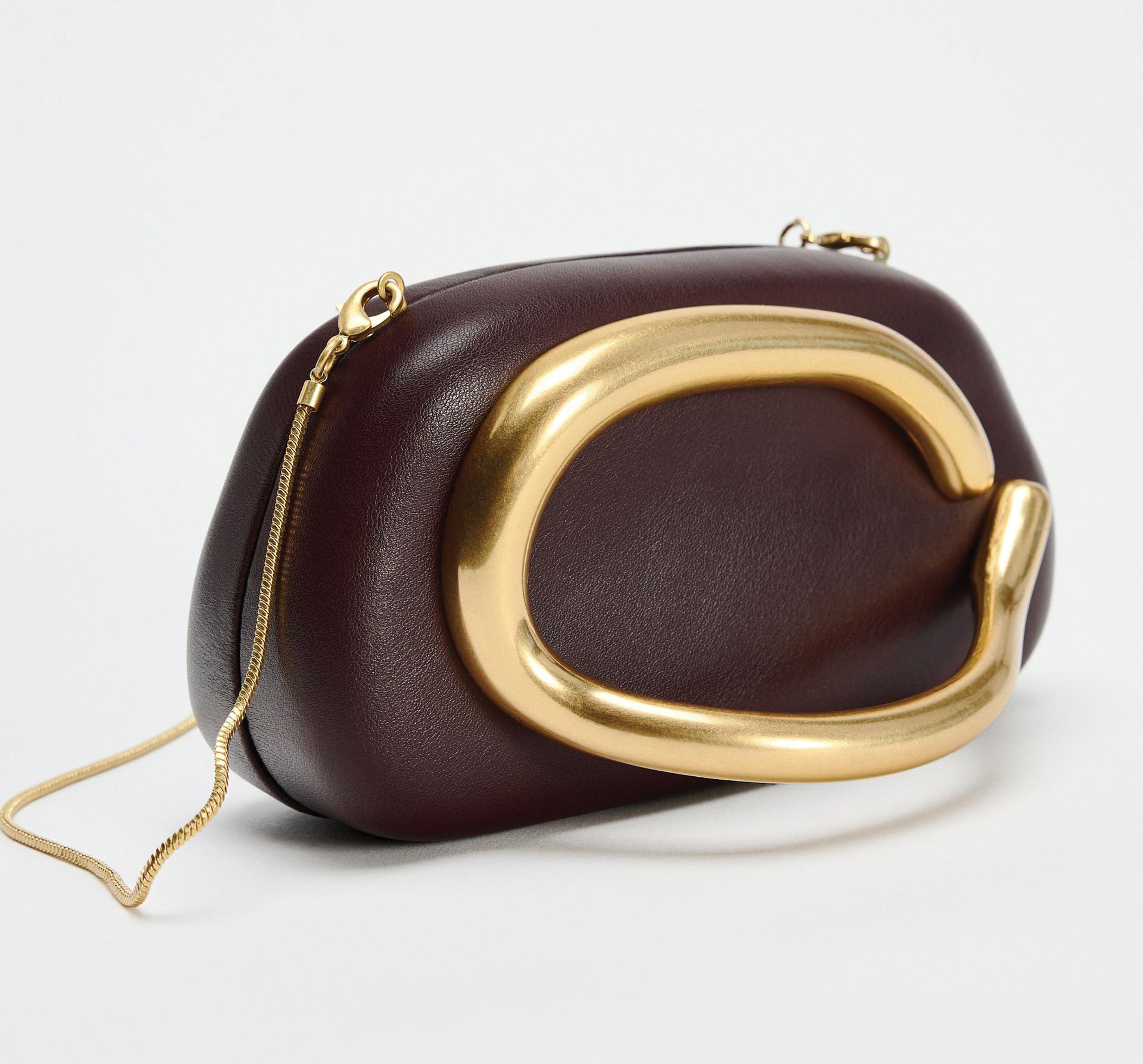 2025-06/FOB-UniversalFW25-Clutch.jpg