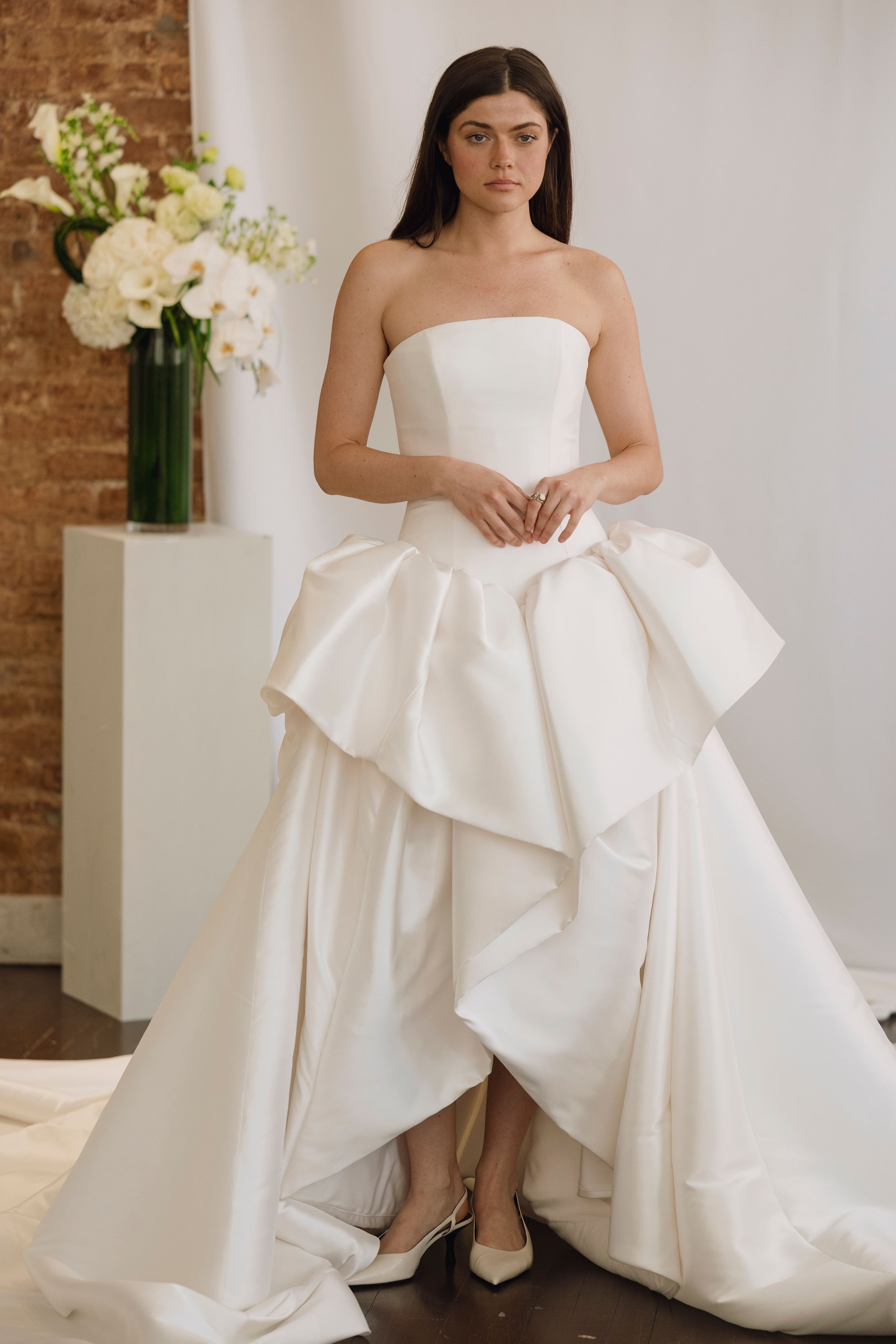 2026-04/viktor-rolf-sculptural-strapless-wedding-dress-nybfw-2026.jpg