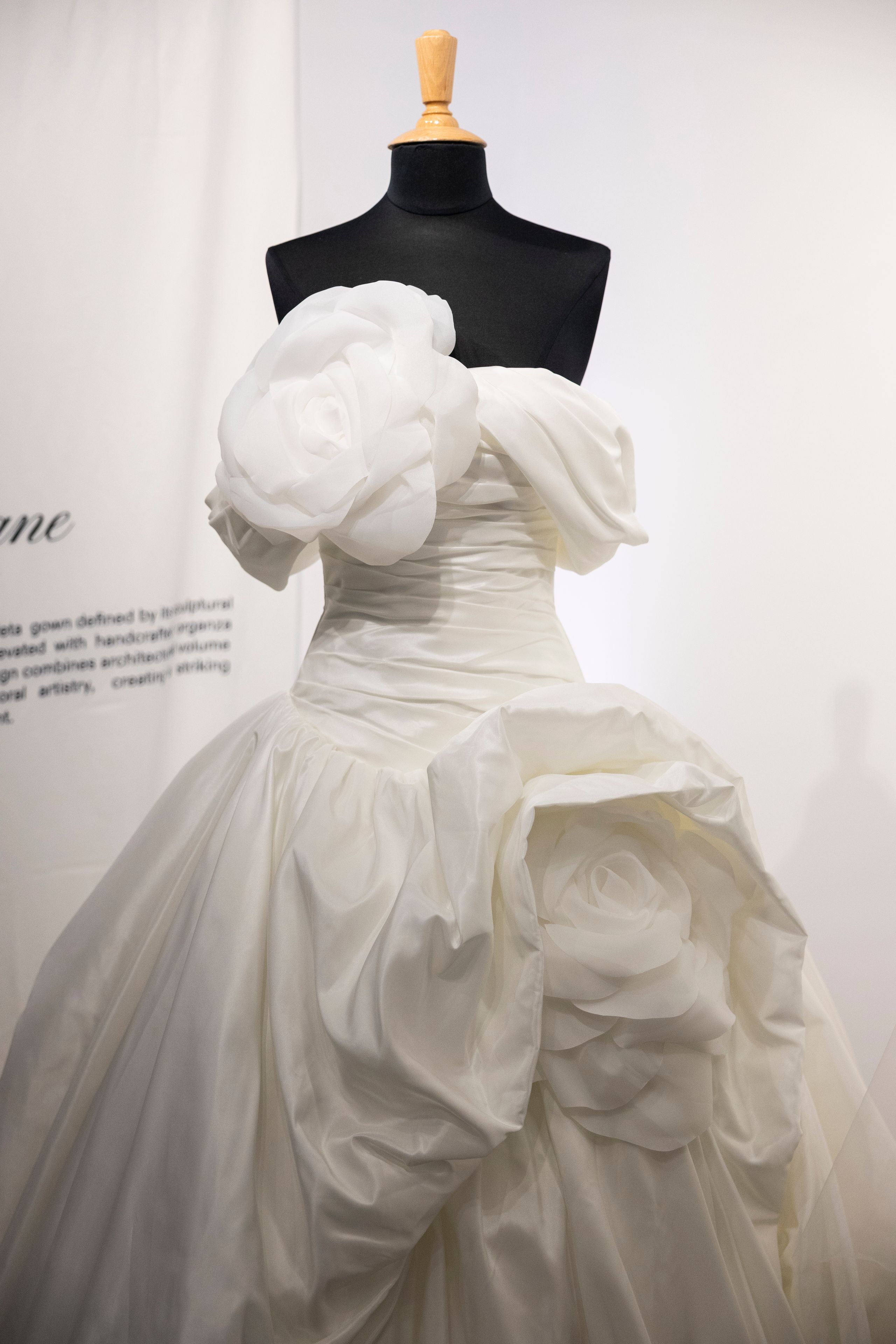 2026-04/eva-lendel-wedding-dress-3d-floral-detail.jpg
