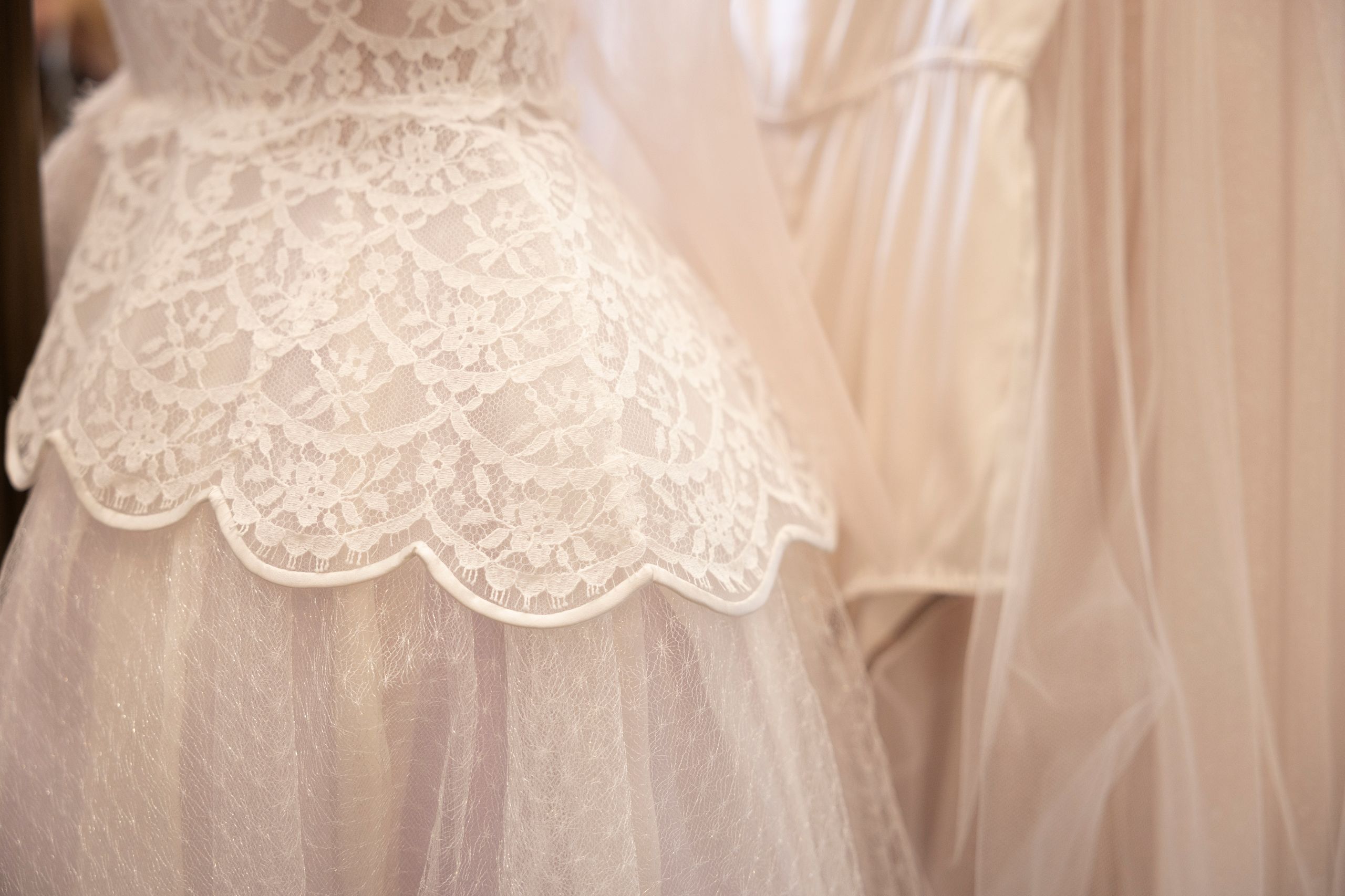 2026-04/honor-nyc-lace-wedding-dress-scalloped-detail.jpg