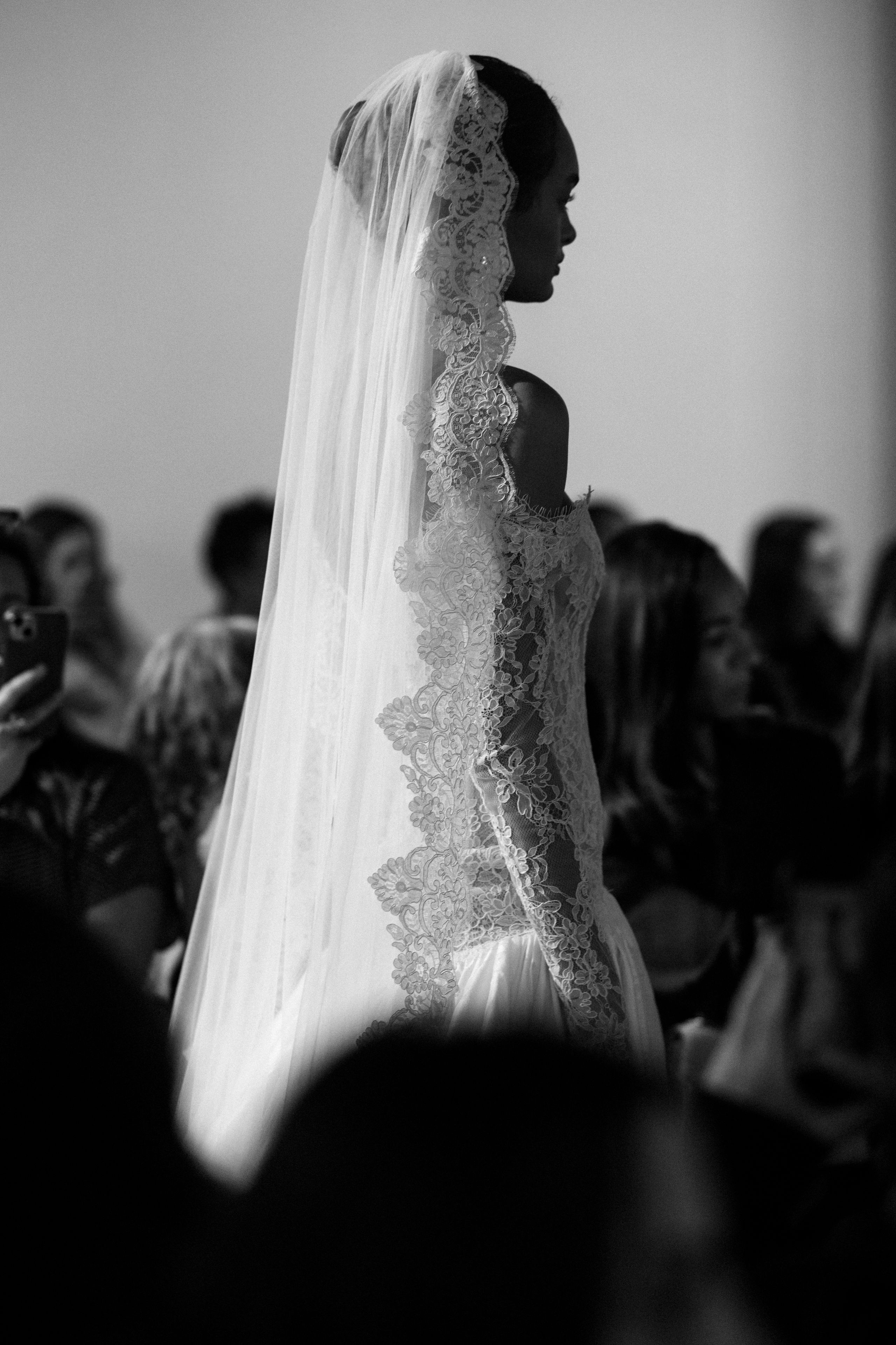 2026-04/lihi-hod-lace-veil-wedding-dress-nybfw-2026.jpg