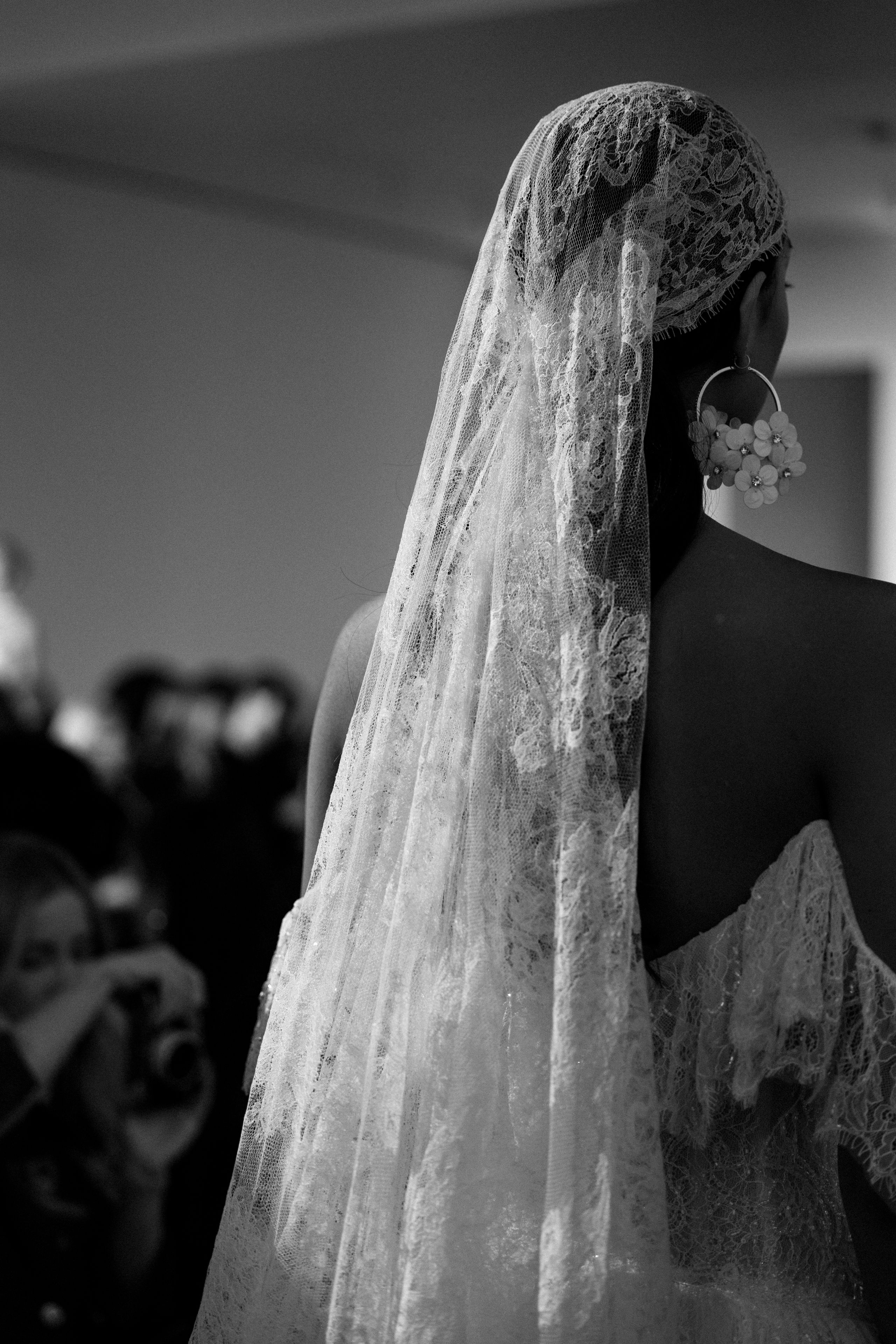 2026-04/lihi-hod-wedding-veil-back-view-bridal-look.jpg