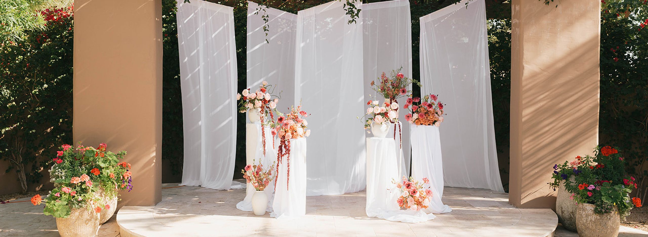 Mauve toned florals decorate modern altarspace at Hermosa Inn
