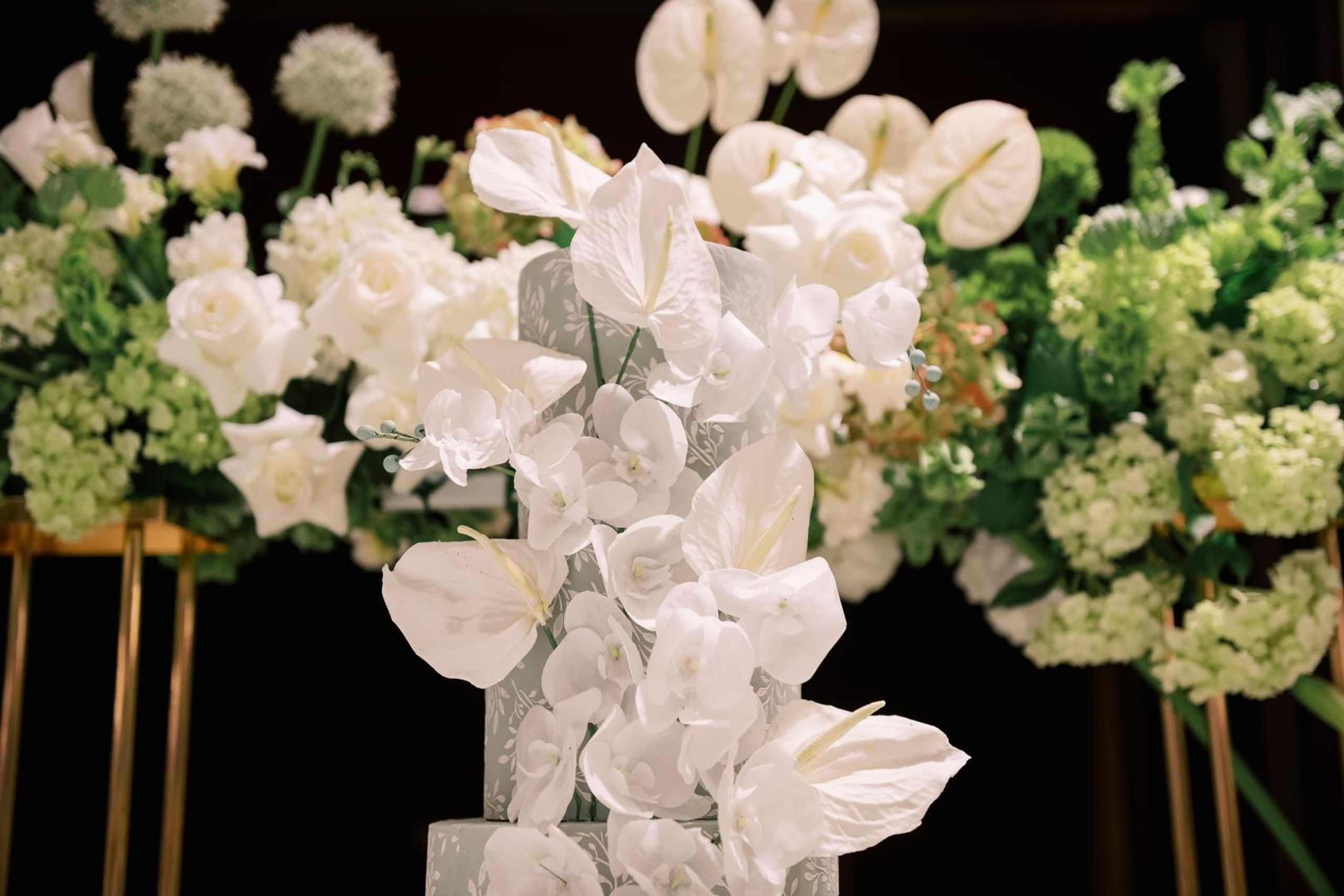 green-white-wedding-cake-sugar-flower-anthuriums.jpg