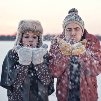 field/sandboxmnbridecom239elwb01blackmeshcom/image/hlp-winter-engagement-038_0.jpg