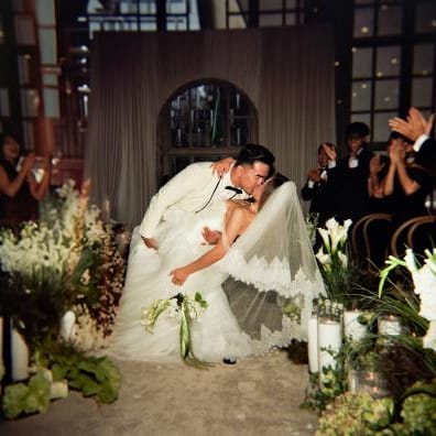 Helen and Tung kiss in the middle of the opulent aisle in their wedding day at Fairmont Olympic