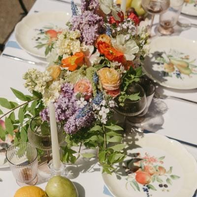 Minimal beach tablescape with bright florals and fruit accents at Pelican Brewing