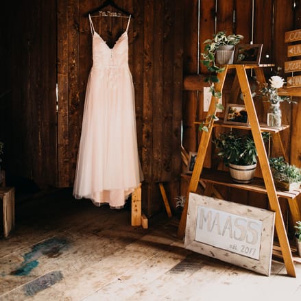 field/wibridecom239elwb01blackmeshcom/2018/image/west-bend-wedding-NarrowLeaf_Photography-1.jpg