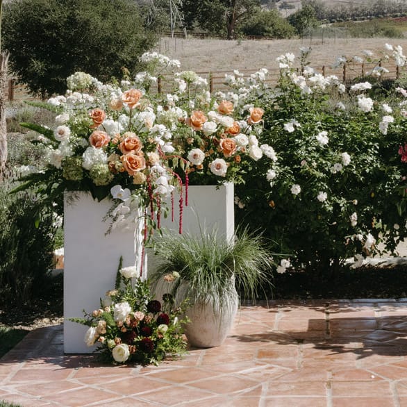 Lush floral altar space at La Lomita Ranch