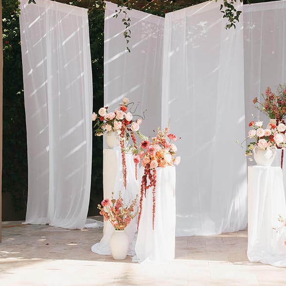 Mauve toned florals decorate modern altarspace at Hermosa Inn