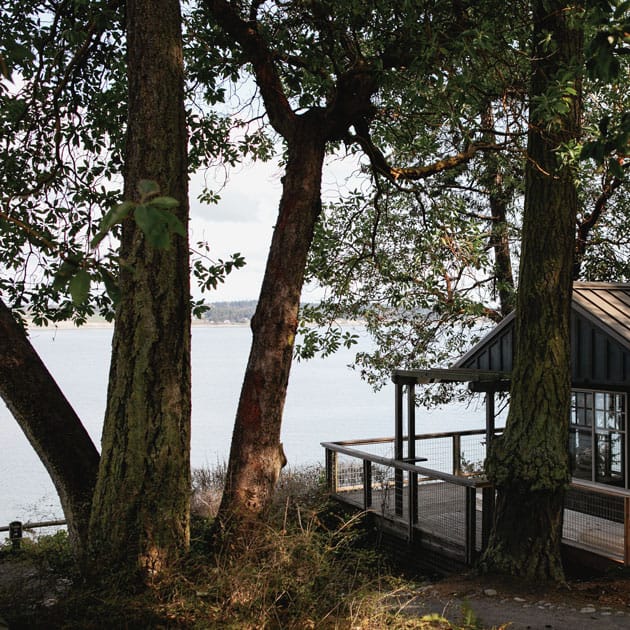 field/seattlebridemag_com_239elwb01_blackmesh_com/2019/image/CaptainWhidbey-8.jpg