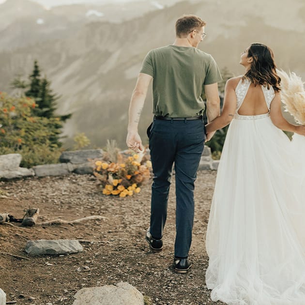 field/seattlebridemag_com_239elwb01_blackmesh_com/2022/image/artist-point-elopement-seattle-wedding-photographer-rachel-syrisko-bride-groom-8.jpg