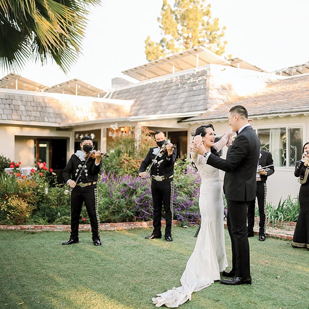 field/sandbox_californiaweddingday_com_239elwb01_blackmesh_com/2022/image/real weddings_CWD_FW22_114.jpg