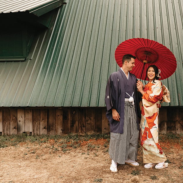field/seattlebridemag_com_239elwb01_blackmesh_com/2022/image/realwed_seb_fw22034.jpg