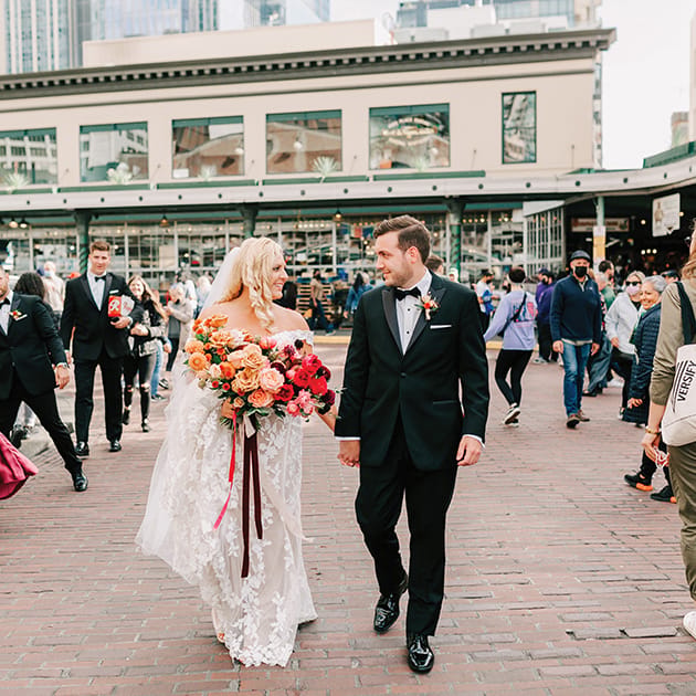 field/seattlebridemag_com_239elwb01_blackmesh_com/2022/image/realwed_seb_fw22024.jpg