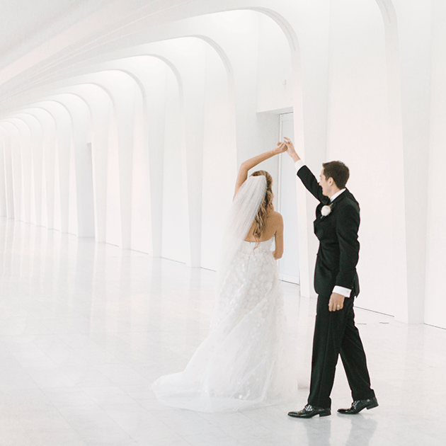 field/wibride_com_239elwb01_blackmesh_com/2018/image/kateweinsteinphoto_milwaukee_art_museum_wedding-117 cropped.png