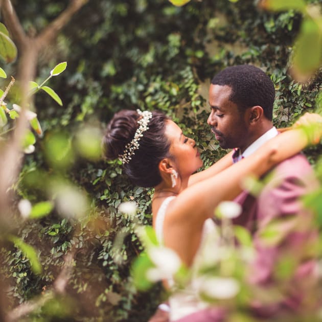 Lush gardens and classic colors create a  modern wedding in Palm Springs