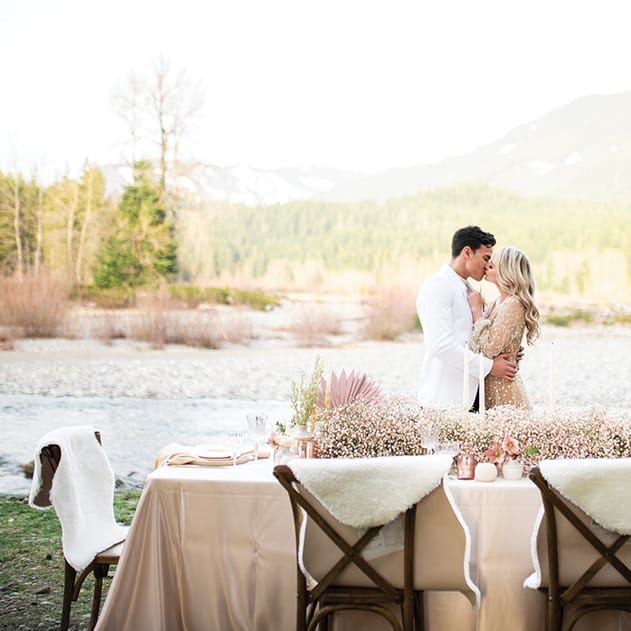 field/seattlebridemag_com_239elwb01_blackmesh_com/2022/image/unveiled_seb_fw2206.jpg
