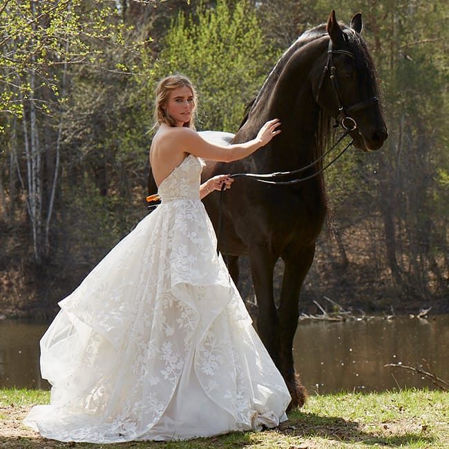 field/sandbox_mnbride_com_239elwb01_blackmesh_com/2018/image/MN_Bride_shot_5_010 cropped.jpg