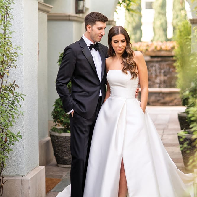 field/sandbox_californiaweddingday_com_239elwb01_blackmesh_com/2022/image/real weddings_CWD_FW22_09.jpg