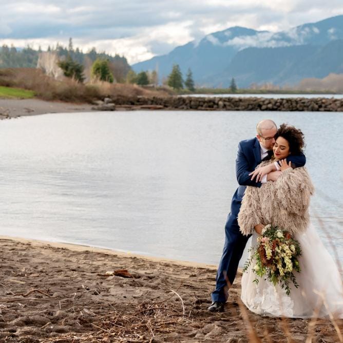 field/orbridemagcom239elwb01blackmeshcom/2021/image/lodge902hoodriverwedding210107-162700-2.jpg