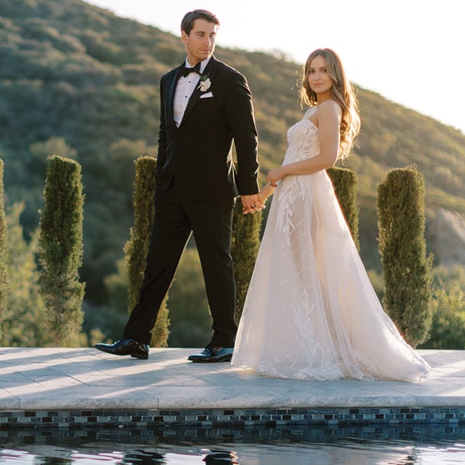 field/sandbox_californiaweddingday_com_239elwb01_blackmesh_com/2022/image/real weddings_CWD_FW22_91b.jpg