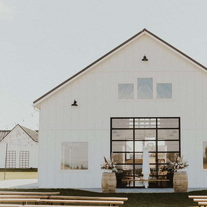 field/seattlebridemag_com_239elwb01_blackmesh_com/2022/image/barn_seb_fw2218.jpg