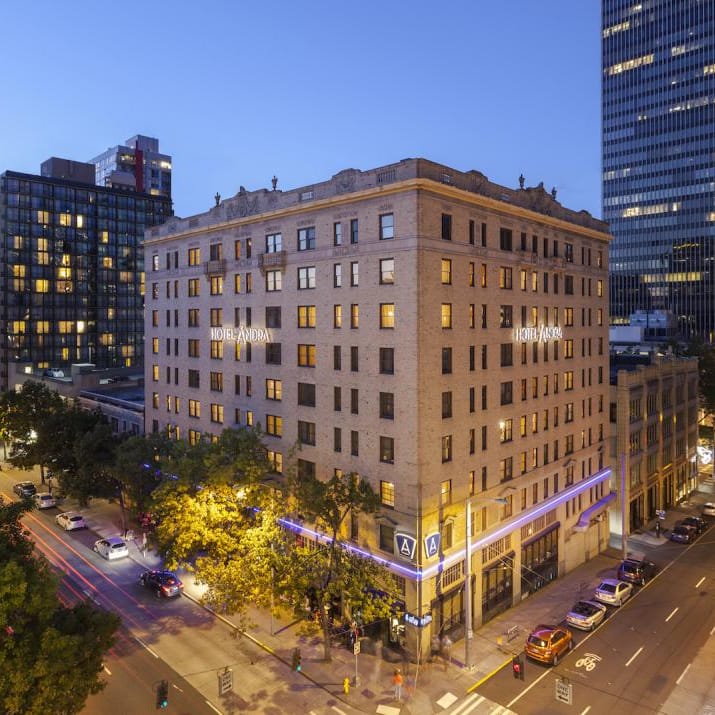 field/seattlebridemagcom239elwb01blackmeshcom/2022/image/Exterior dusk lighting Granen 2014.jpg
